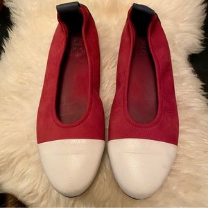 Arche Laius flat red with white and blue accents